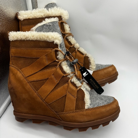 SOREL Joan of Arctic II Cozy Genuine Shearling Wedge Booties Size 9.5 Boots - Picture 2 of 10
